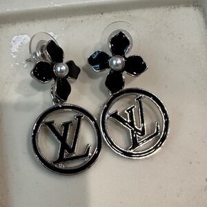 Black Flower Pearl Center Stud Earrings